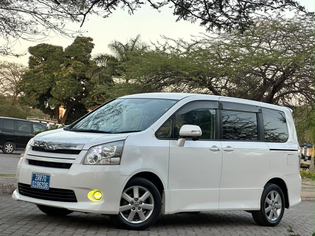 TOYOTA NOAH NEW MODEL Si thumbnail 3